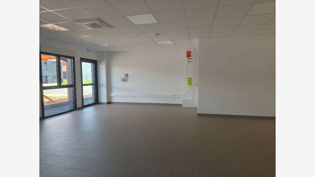 Locaux 4353m² à louer Clermont-Ferrand Gravanches