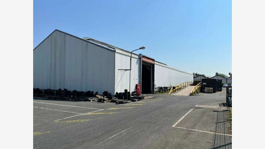 Entrepôt et bureaux 3374m² à louer à Coquelles