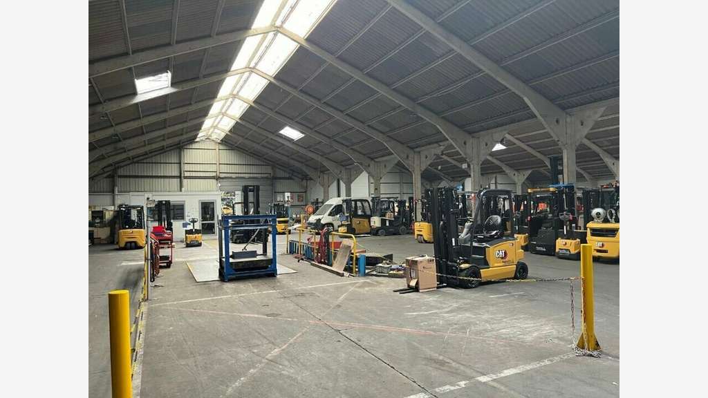 Entrepôt et bureaux 3374m² à louer à Coquelles