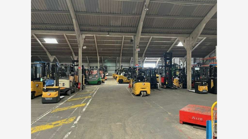 Entrepôt et bureaux 3374m² à louer à Coquelles