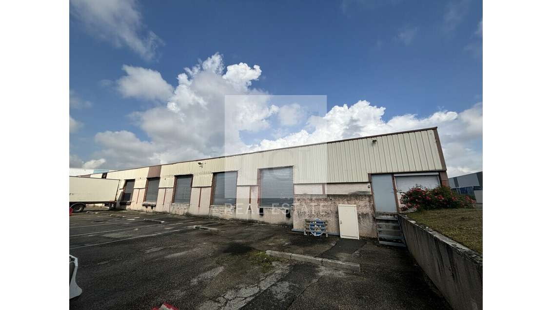 A louer locaux d'activités 1298m² à Corbas