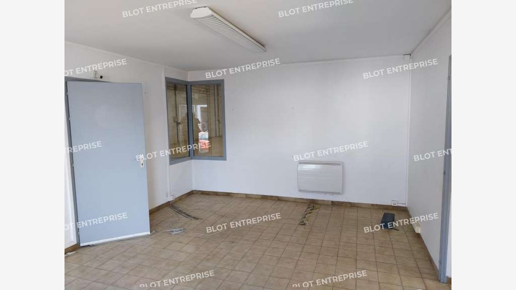 A louer locaux d'activités 620m² à Couëron
