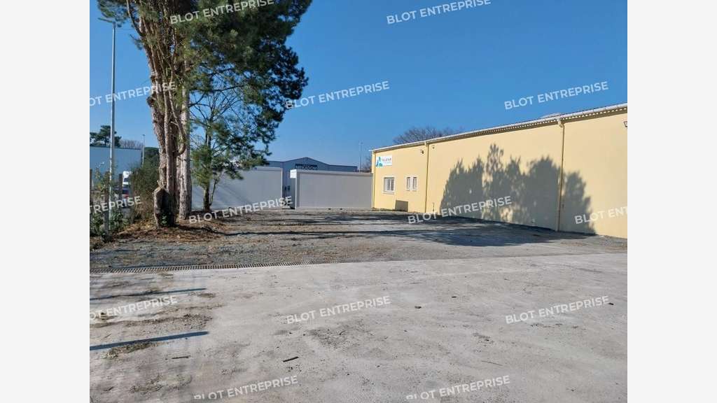 A louer locaux d'activités 620m² à Couëron