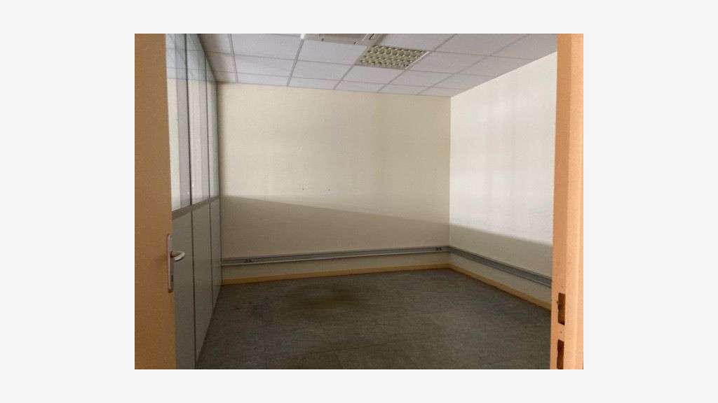 Local activité 238m² à louer à Cournon-d'Auvergne