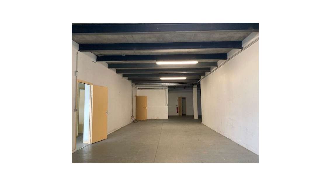 Local activité 238m² à louer à Cournon-d'Auvergne