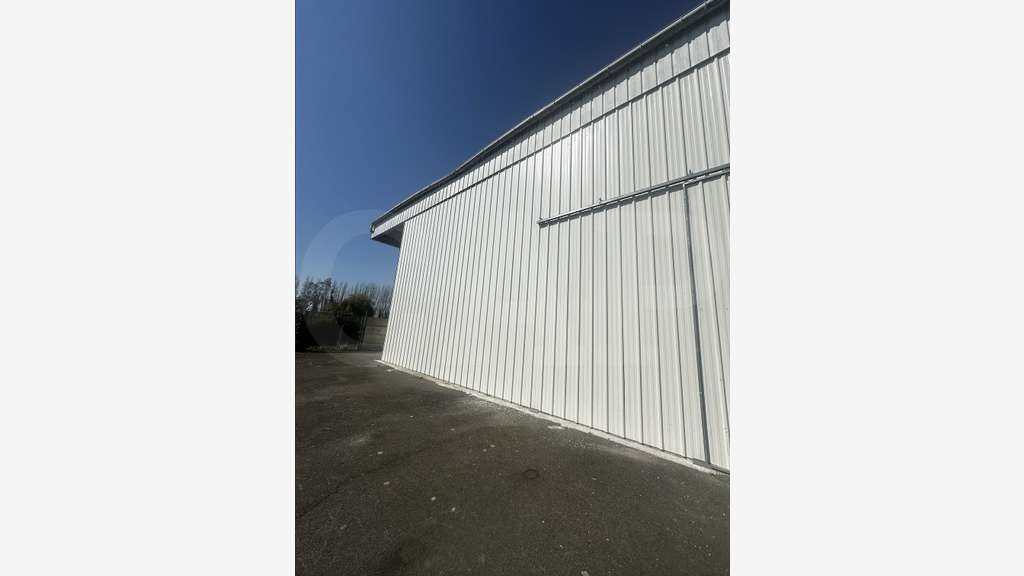 A louer entrepôt 600m² à Créhen D768