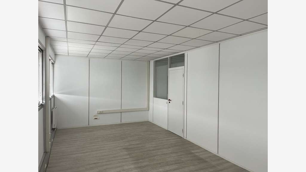 surface d'activité avec bureaux à louer Élancourt
