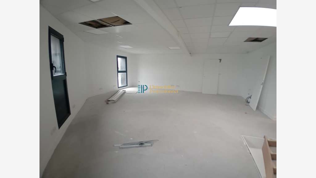 A louer local d'activité 640m² à Ergué-Gabéric