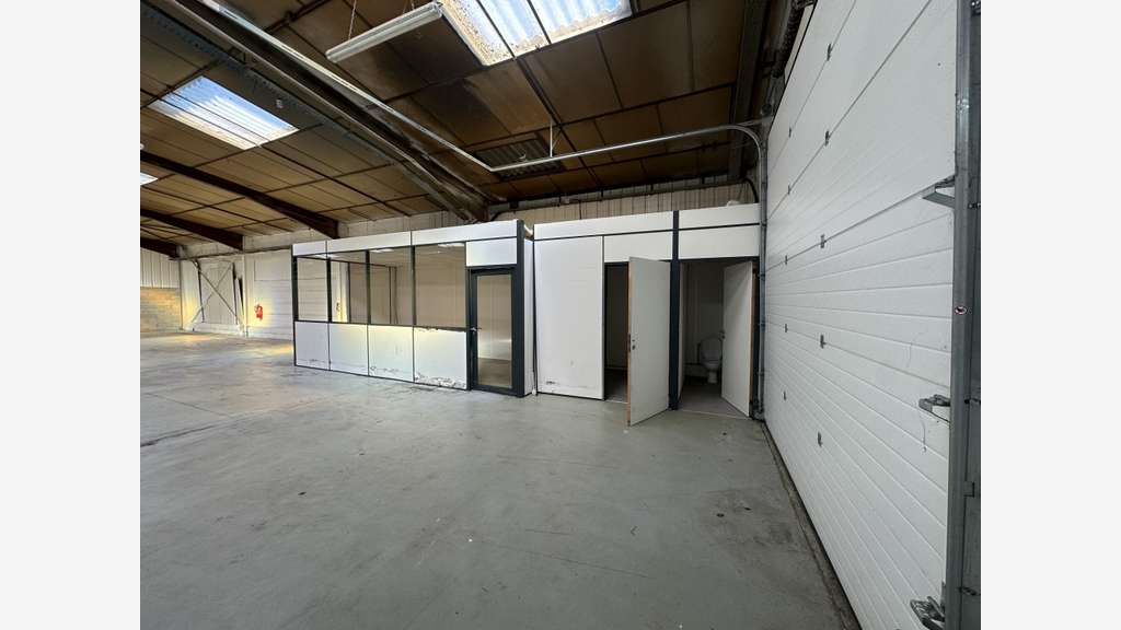 Cellule d'activité 1644m² à louer à Gasville