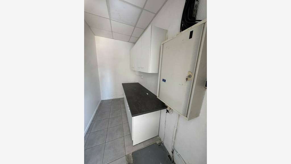 Local d'activités de 190m² à louer à Gemenos 13420