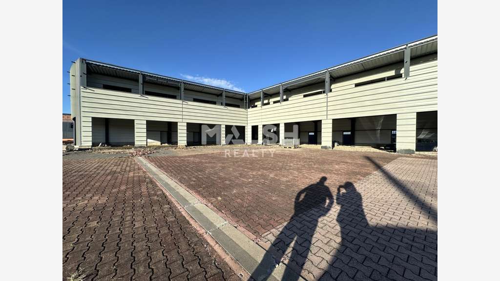 Loue lots d'activités et bureaux 915m² à Guereins
