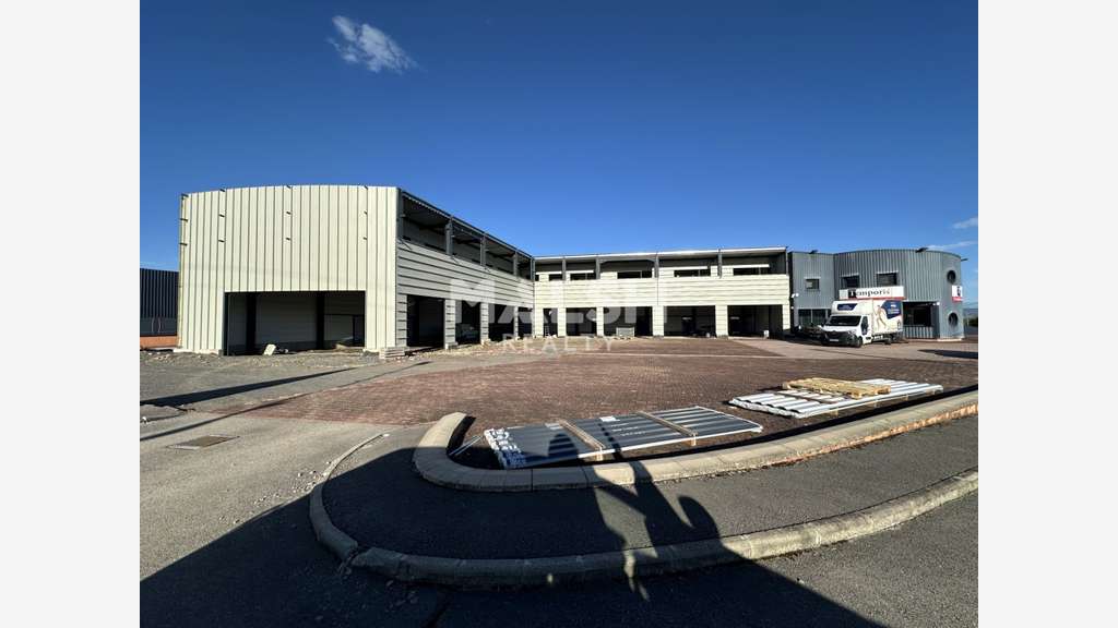 Loue lots d'activités et bureaux 915m² à Guereins