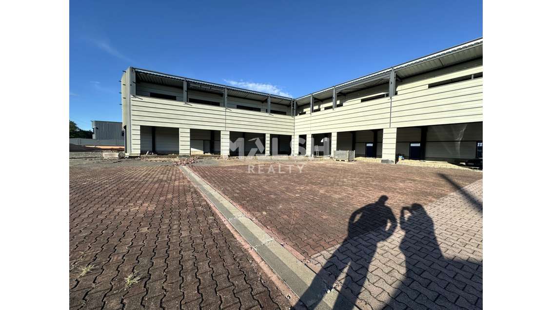 Loue lots d'activités et bureaux 915m² à Guereins