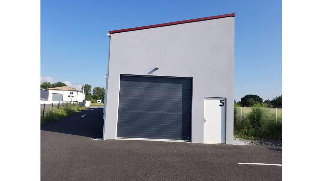 Entrepôt 107m² à louer à Izon sortie N89