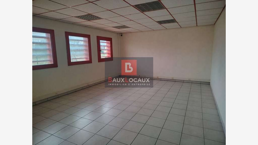 Local d'activité avec bureaux à Lançon-Provence