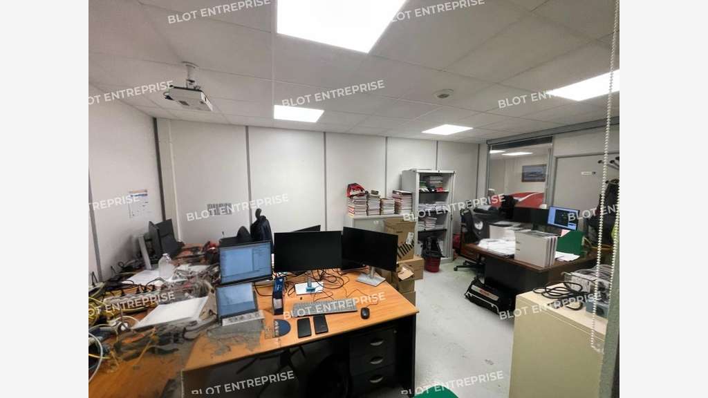 A louer local d'activités 359m² en ZI à Lanester