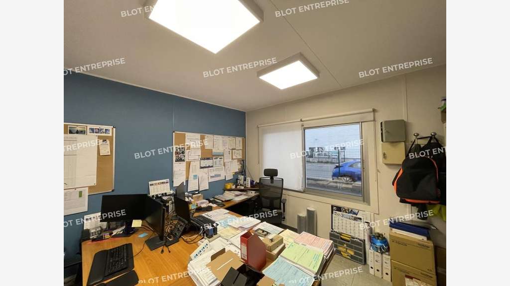 A louer local d'activités 359m² en ZI à Lanester
