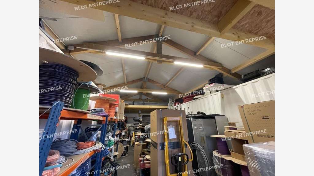 A louer local d'activités 359m² en ZI à Lanester