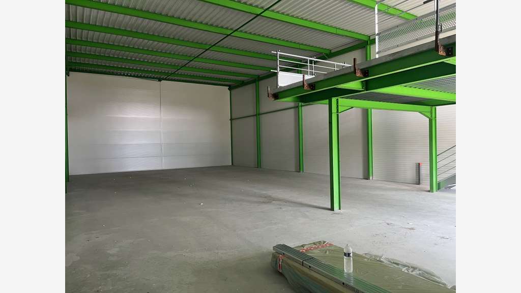 A louer local d'activité de 350m² en ZAC à Lannion