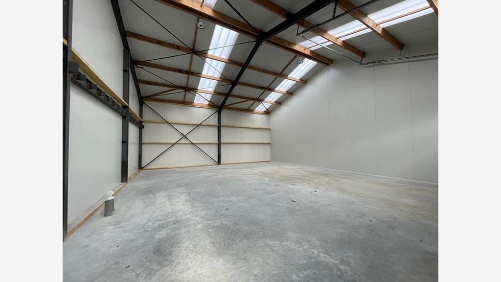 A louer cellule d'activité de 142m² en za à Lantic