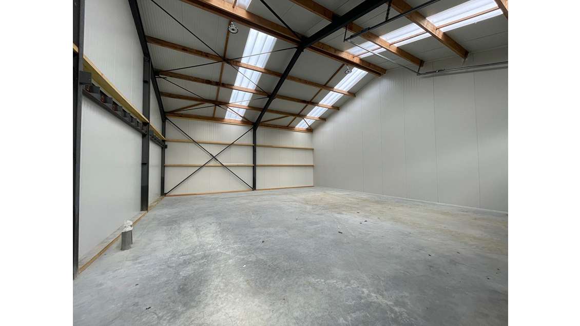 A louer cellule d'activité de 142m² en za à Lantic