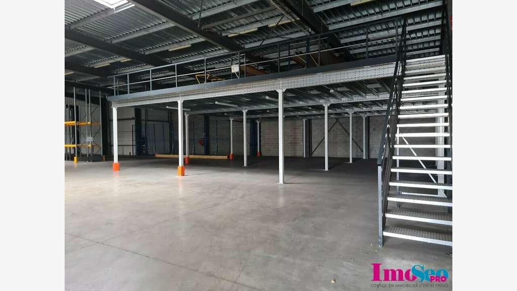 Entrepôt 2000m² à louer sur site clos au Haillan