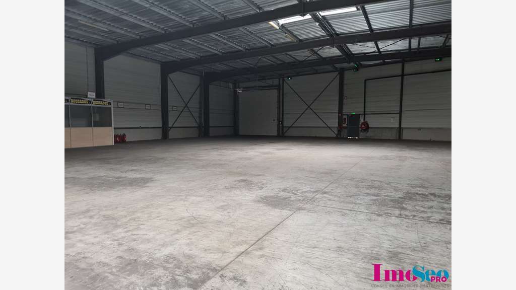 Entrepôt 2000m² à louer sur site clos au Haillan