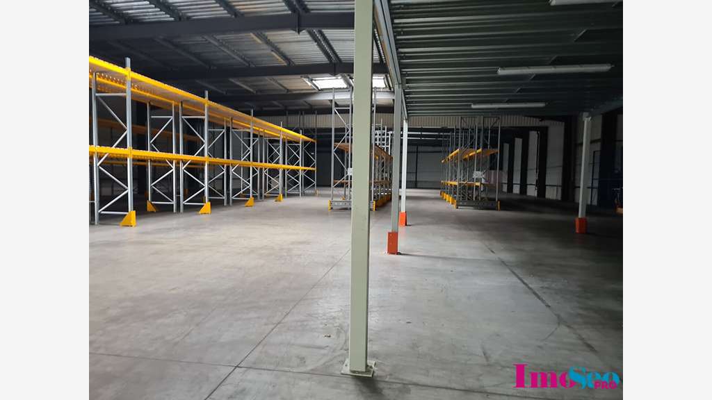 Entrepôt 2000m² à louer sur site clos au Haillan