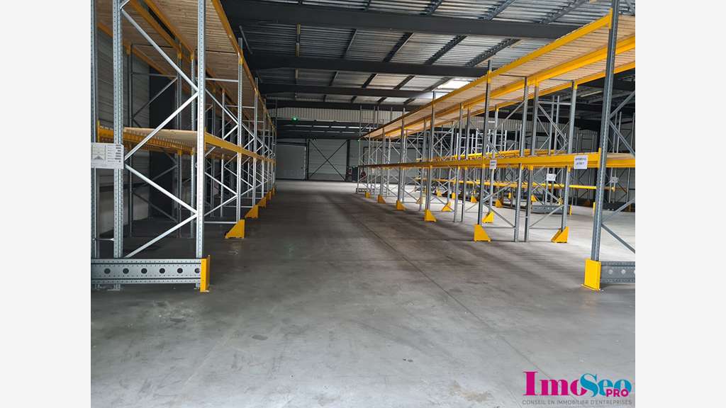 Entrepôt 2000m² à louer sur site clos au Haillan