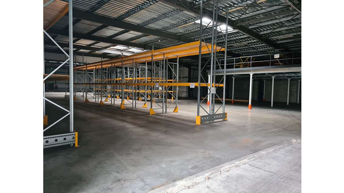 Entrepôt 2000m² à louer sur site clos au Haillan