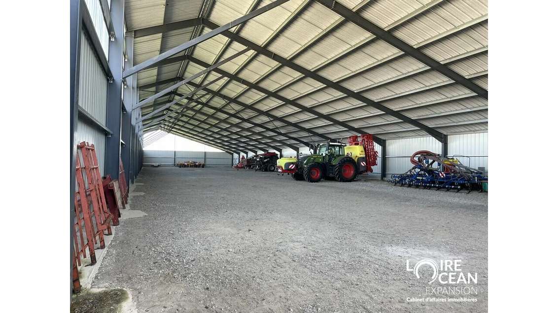 A louer bâtiments de stockage en ZA à Ligné