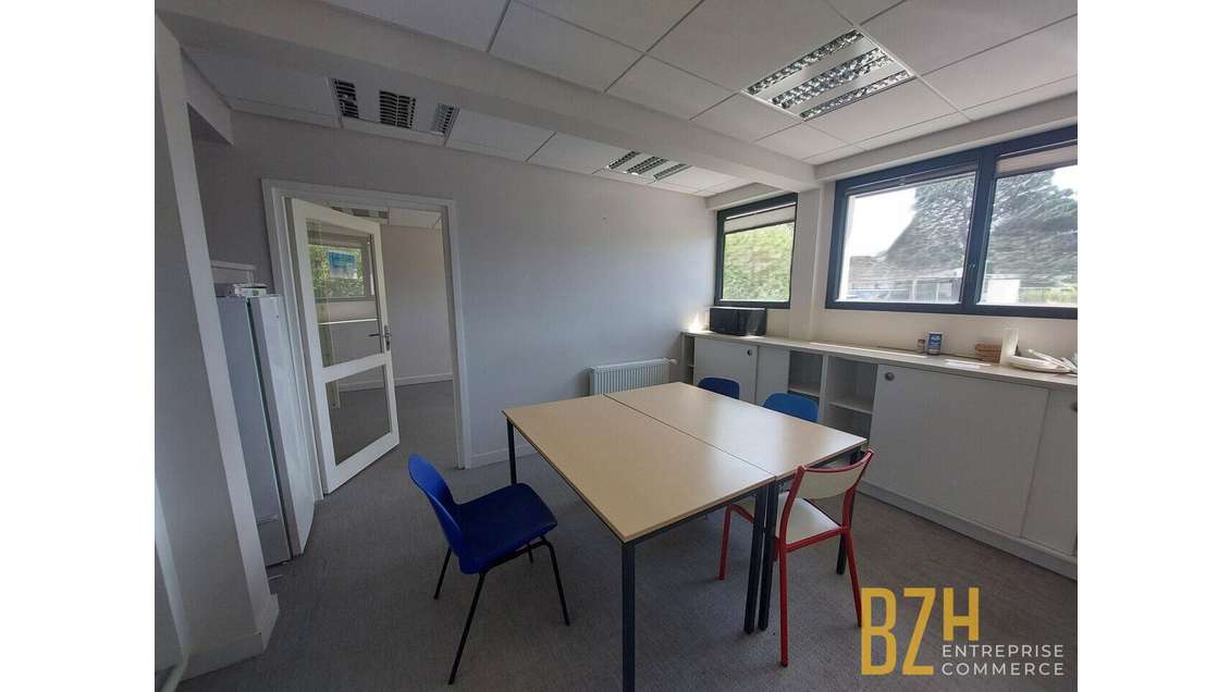 Local atelier bureau 320m² à louer Lorient la Base