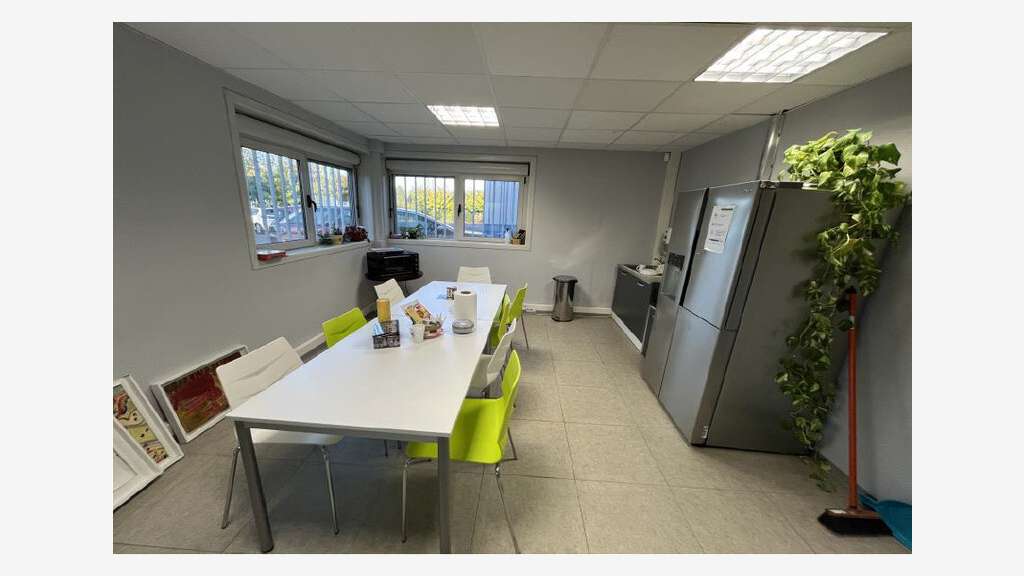 Local d'activité avec bureaux à louer à Lunel
