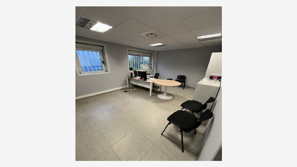 Local d'activité avec bureaux à louer à Lunel