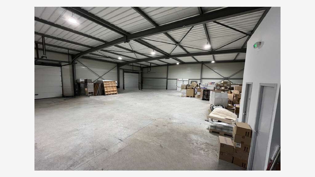 Local d'activité avec bureaux à louer à Lunel