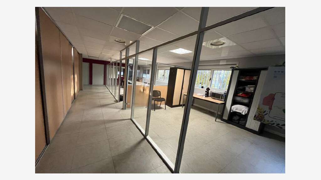 Local d'activité avec bureaux à louer à Lunel