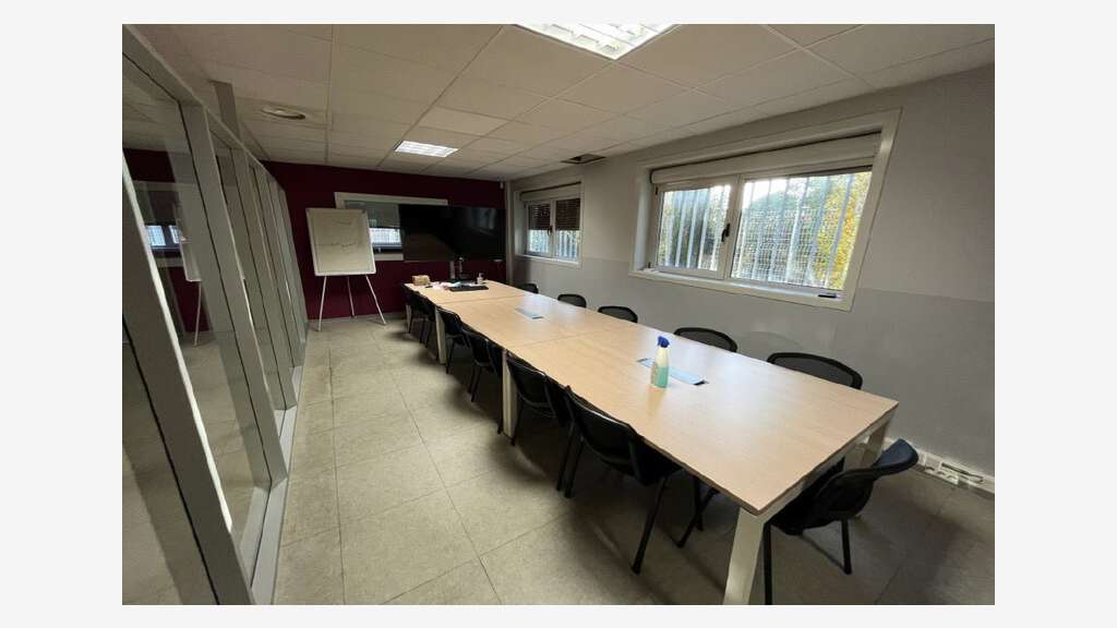 Local d'activité avec bureaux à louer à Lunel