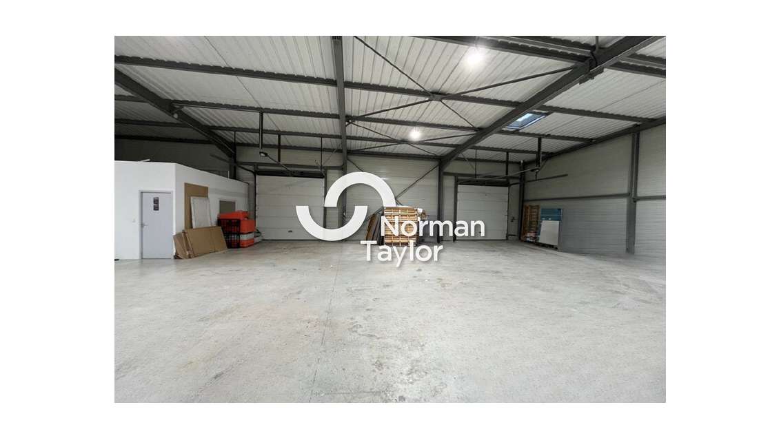 Local d'activité avec bureaux à louer à Lunel