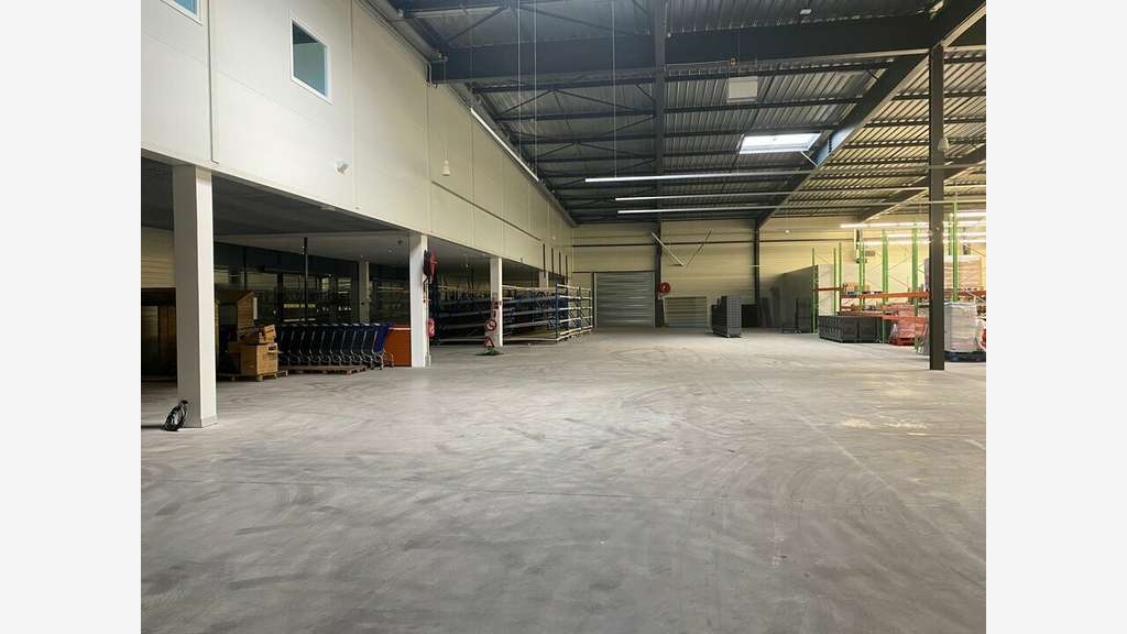 À louer locaux d'activité 1400m² divisibles à Lux
