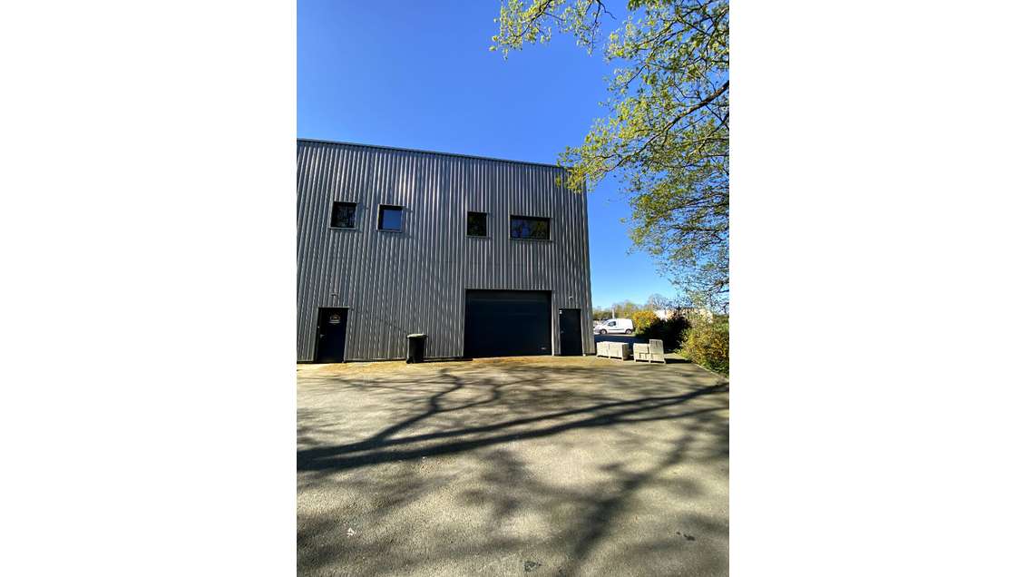 A louer local d'activité neuf 360m² Ouest Nantes