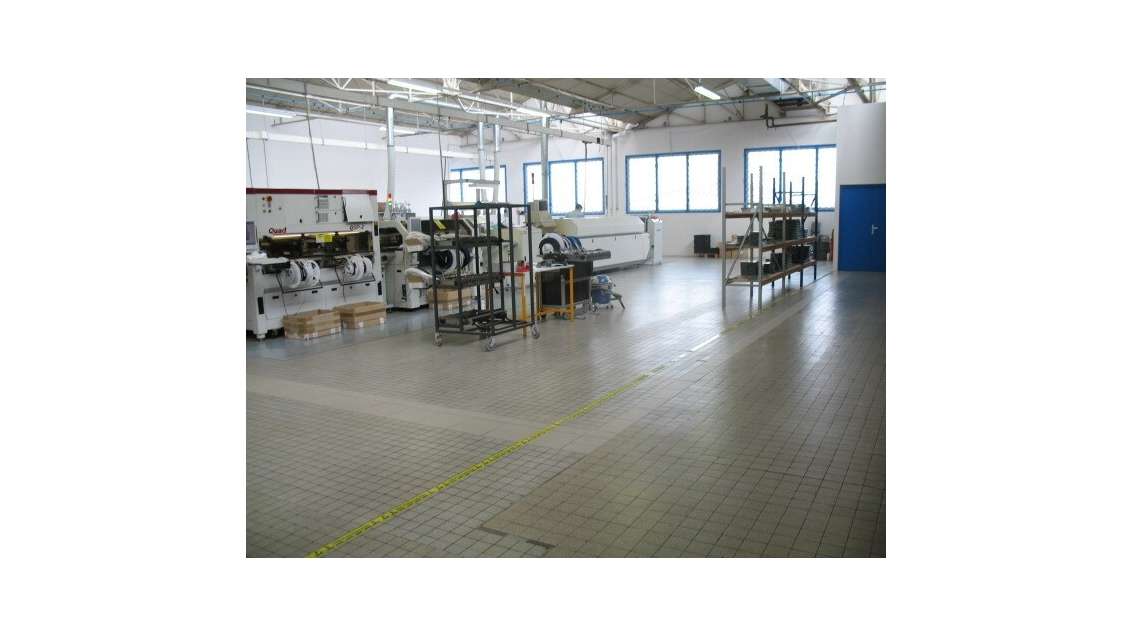 À louer local d'activités 1 050m² à Montceau