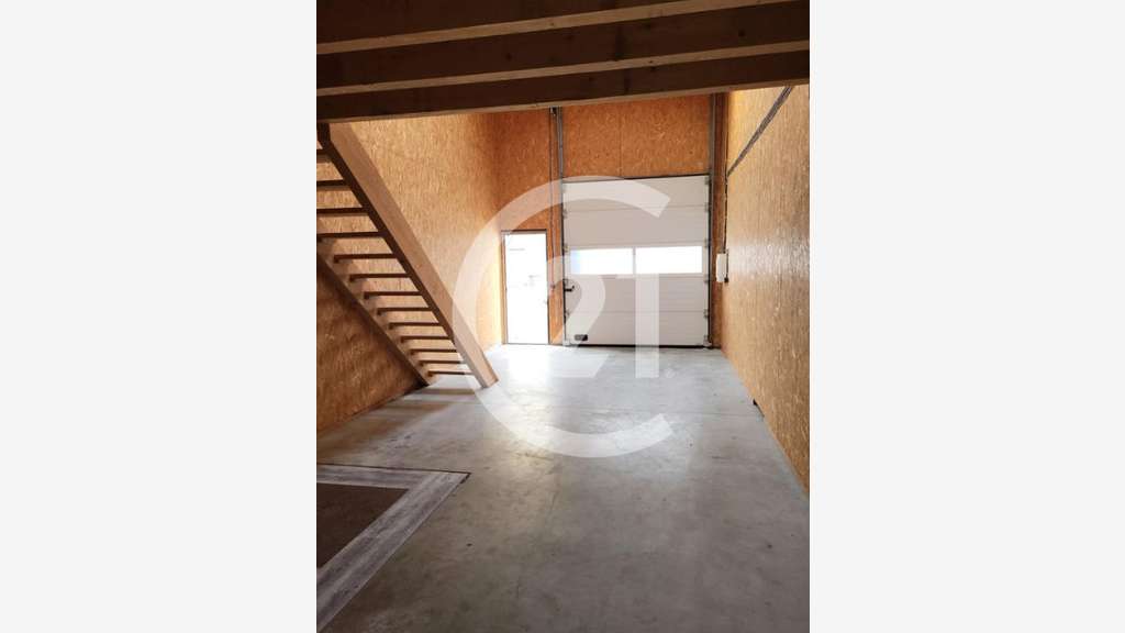 Local d'activité 75m² à louer en za à Montmeyran