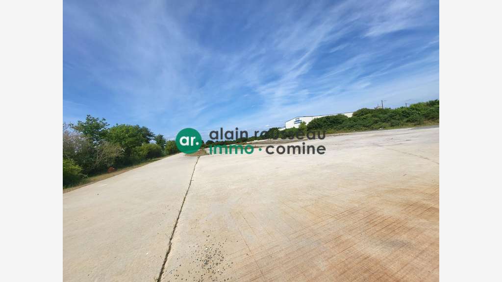 A louer bâtiment 1130m² sur 8000m² proche Angers