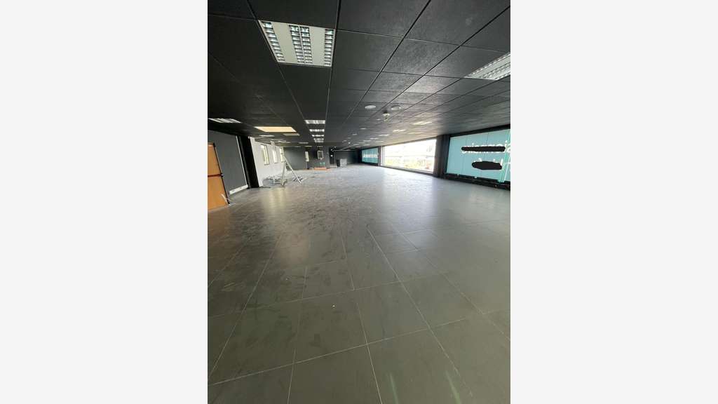 A louer activité + bureau/showroom à Nanterre