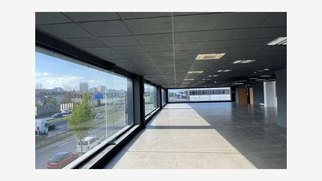 A louer activité + bureau/showroom à Nanterre