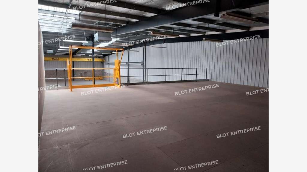A louer locaux d'activités 1 012m² ZI Nantes Est