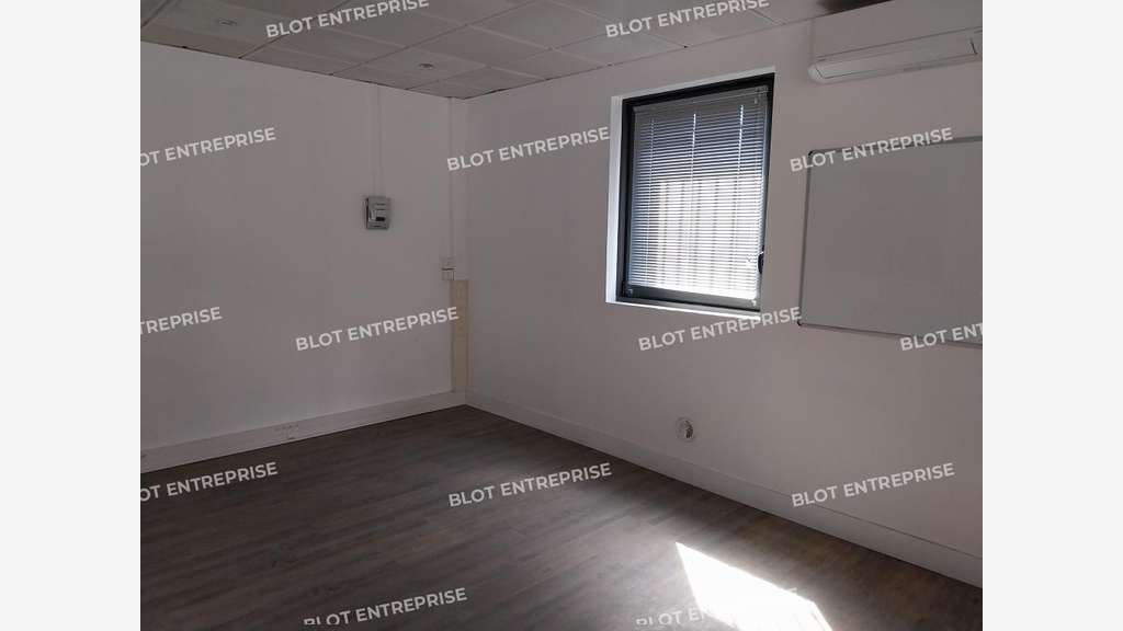 A louer locaux d'activités 1 012m² ZI Nantes Est