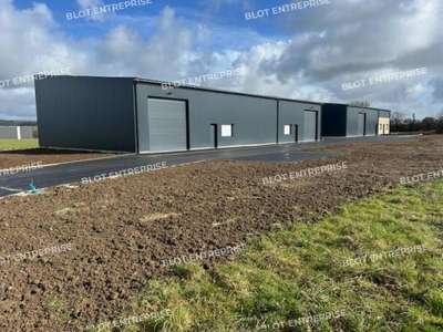 A louer cellule 480m² divisibles en 2 à Pléchâtel