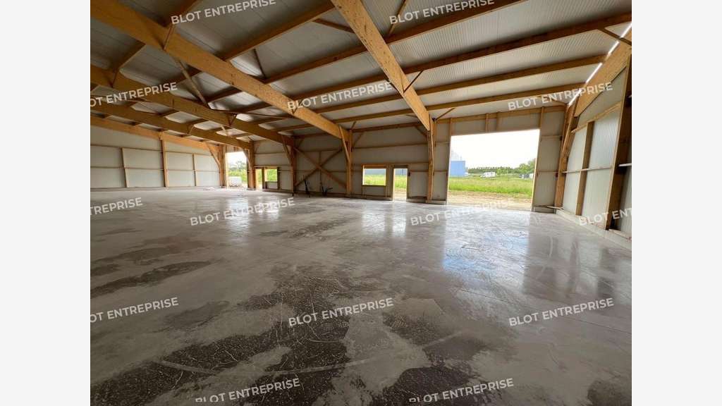 A louer cellule 480m² divisibles en 2 à Pléchâtel