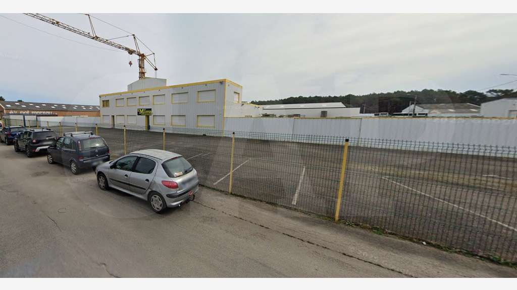 A louer local 540m² zone du Bisconte à Plouhinec